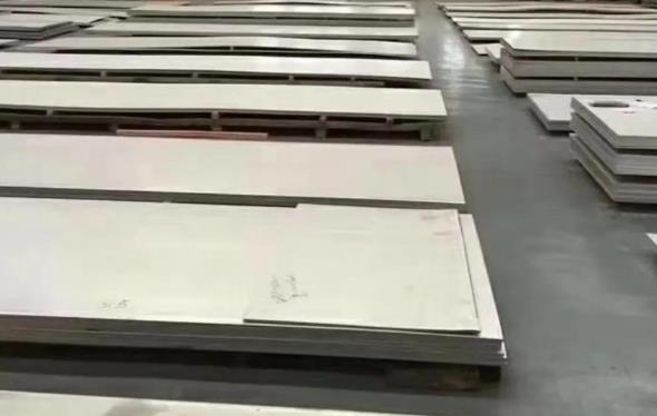 不銹鋼板以304、316L為主，廣泛用于廚具、設(shè)備制造、建筑裝飾、化工、食品醫(yī)藥